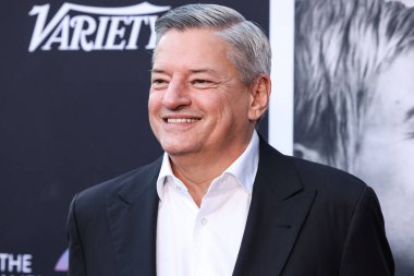 Netflix 'in eş CEO' su Ted Sarandos, 30 Ekim 2025 'te Amerika Yönetmenler Derneği' ndeki DGA Tiyatro Kompleksi 'nde düzenlenen Netflix' in 'Nouvelle Vague' adlı filminin merkez gösterimine geldi.