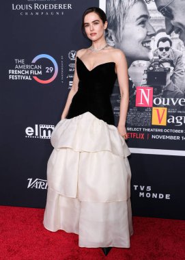 Amerikalı aktris Zoey Deutch, 30 Ekim 2025 'te Amerika Yönetmenler Birliği' ndeki DGA Tiyatrosu Kompleksi 'nde düzenlenen Netflix' in 'Nouvelle Vague' adlı filminin merkez gösterimine geldi.