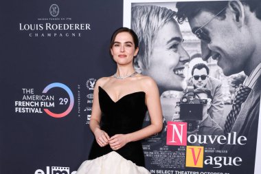 Amerikalı aktris Zoey Deutch, 30 Ekim 2025 'te Amerika Yönetmenler Birliği' ndeki DGA Tiyatrosu Kompleksi 'nde düzenlenen Netflix' in 'Nouvelle Vague' adlı filminin merkez gösterimine geldi.