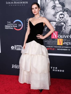 Amerikalı aktris Zoey Deutch, 30 Ekim 2025 'te Amerika Yönetmenler Birliği' ndeki DGA Tiyatrosu Kompleksi 'nde düzenlenen Netflix' in 'Nouvelle Vague' adlı filminin merkez gösterimine geldi.