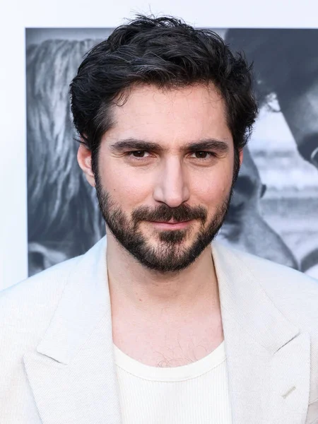 Fransız aktör Guillaume Marbeck, 30 Ekim 2025 'te Los Angeles, Kaliforniya' da bulunan Amerika Yönetmenler Birliği 'ndeki DGA Tiyatro Kompleksi' nde düzenlenen Netflix 'in' Nouvelle Vague 'adlı filminin en önemli gösterimi olan 2025 Amerikan Film Festivali' ne geldi.  