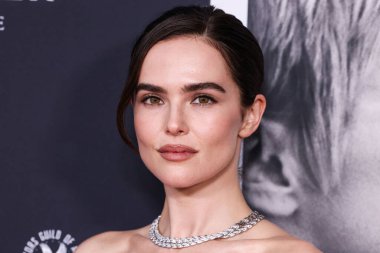 Amerikalı aktris Zoey Deutch, 30 Ekim 2025 'te Amerika Yönetmenler Birliği' ndeki DGA Tiyatrosu Kompleksi 'nde düzenlenen Netflix' in 'Nouvelle Vague' adlı filminin merkez gösterimine geldi.