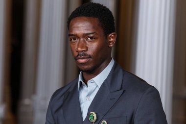 Damson Idris, 1 Kasım 2025 tarihinde Los Angeles County Museum Row, Miracle Mile, Los Angeles, Kaliforniya, ABD 'de düzenlenen Gucci tarafından sunulan 14. Geleneksel LACMA Sanat Müzesi' ne (Los Angeles İlçe Sanat Müzesi) geldi.