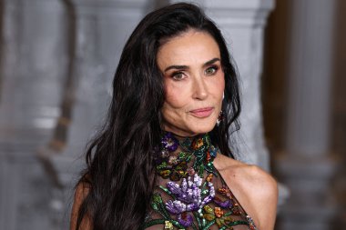 Gucci giyen Demi Moore, 1 Kasım 2025 'te Los Angeles İlçe Sanat Müzesi' nde düzenlenen 14. Geleneksel LACMA Sanat + Film Galası 2025 'e geliyor..