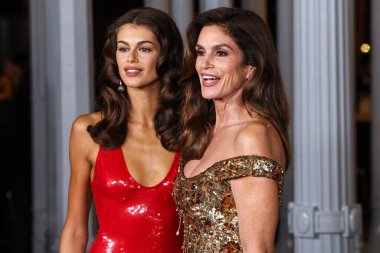 Kaia Gerber ve annesi Cindy Crawford, Gucci 'nin 1 Kasım 2025 tarihinde Los Angeles İlçe Sanat Müzesi' nde gerçekleştirdiği 14. Geleneksel LACMA Sanat + Film Galası 2025 'e geldiler.
