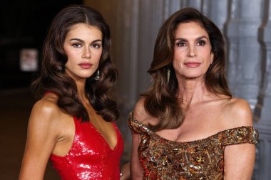 Kaia Gerber ve annesi Cindy Crawford, Gucci 'nin 1 Kasım 2025 tarihinde Los Angeles İlçe Sanat Müzesi' nde gerçekleştirdiği 14. Geleneksel LACMA Sanat + Film Galası 2025 'e geldiler.