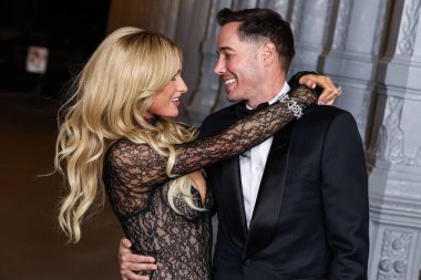 Paris Hilton ve kocası Carter Reum, Los Angeles Şehir Sanat Müzesi (Los Angeles Şehir Müzesi) Sanat + Film Galası 2025 yılına geldiler. Gucci tarafından 1 Kasım 2025 tarihinde Los Angeles Şehir Sanat Müzesi 'nde sergilendi.