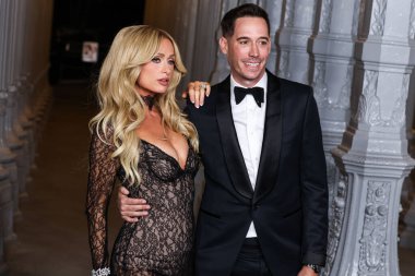 Paris Hilton ve kocası Carter Reum, Los Angeles Şehir Sanat Müzesi (Los Angeles Şehir Müzesi) Sanat + Film Galası 2025 yılına geldiler. Gucci tarafından 1 Kasım 2025 tarihinde Los Angeles Şehir Sanat Müzesi 'nde sergilendi.