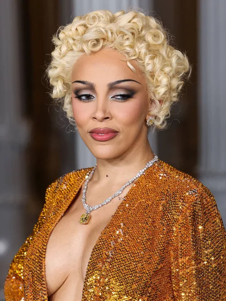 Gucci ve Jacob & Co. High Jewelry giyen Doja Cat, 1 Kasım 2025 tarihinde Los Angeles County Museum of Art, Miracle Mile, Los Angeles, Kaliforniya, ABD 'de düzenlenen 14. yıllık LACMA Sanat ve Film Galası 2025' e geldi.