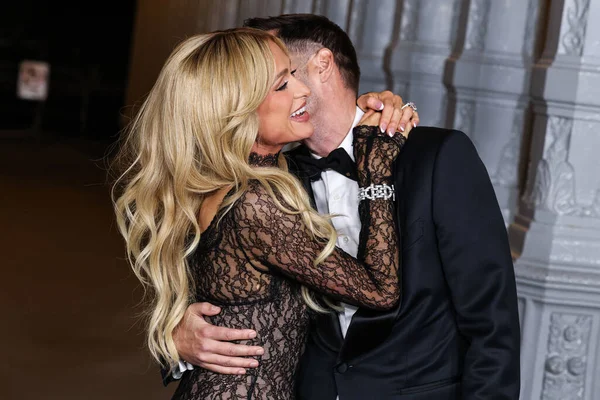 Paris Hilton ve kocası Carter Reum, Los Angeles Şehir Sanat Müzesi (Los Angeles Şehir Müzesi) Sanat + Film Galası 2025 yılına geldiler. Gucci tarafından 1 Kasım 2025 tarihinde Los Angeles Şehir Sanat Müzesi 'nde sergilendi.