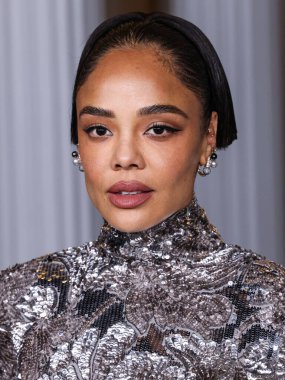Gucci 'yi giyen Tessa Thompson, Los Angeles İlçe Sanat Müzesi (Los Angeles İlçe Sanat Müzesi) Sanat + Film Galası 2025' e ulaşır ve Gucci tarafından 1 Kasım 2025 'te Los Angeles İlçe Sanat Müzesi' nde sergilenir.