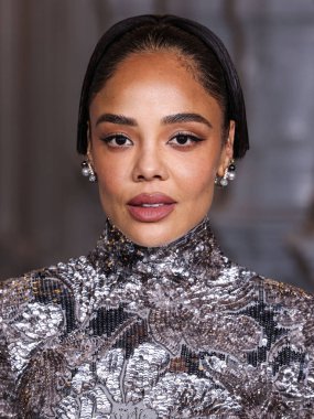 Gucci 'yi giyen Tessa Thompson, Los Angeles İlçe Sanat Müzesi (Los Angeles İlçe Sanat Müzesi) Sanat + Film Galası 2025' e ulaşır ve Gucci tarafından 1 Kasım 2025 'te Los Angeles İlçe Sanat Müzesi' nde sergilenir.