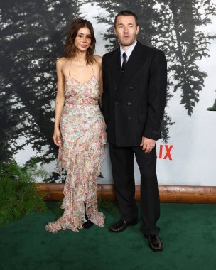 Christine Centenera ve erkek arkadaşı Joel Edgerton, Netflix 'in 3 Kasım 2025' te Hollywood 'daki Mısır Tiyatrosu' nda düzenlenen 'Train Dreams' filminin galasına geldiler..         