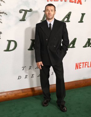 Avustralyalı aktör, yazar, yönetmen ve yapımcı Joel Edgerton, Netflix 'in 3 Kasım 2025' te Hollywood 'da düzenlenen' Train Dreams 'filminin galasına geldi..        