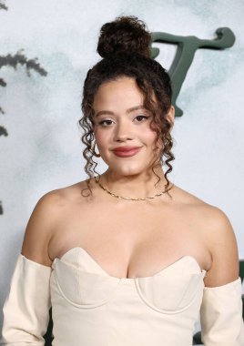 Kanadalı aktris ve şarkıcı Sarah Jeffery, Netflix 'in 