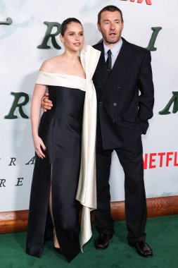 İngiliz aktris Felicity Jones ve Avustralyalı aktör, yazar, yönetmen ve yapımcı Joel Edgerton, 3 Kasım 2025 'te Hollywood, Los Angeles' ta düzenlenen Netflix 'in' Train Dreams 'adlı filminin Los Angeles galasına geldiler.