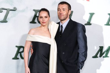 İngiliz aktris Felicity Jones ve Avustralyalı aktör, yazar, yönetmen ve yapımcı Joel Edgerton, 3 Kasım 2025 'te Hollywood, Los Angeles' ta düzenlenen Netflix 'in' Train Dreams 'adlı filminin Los Angeles galasına geldiler.