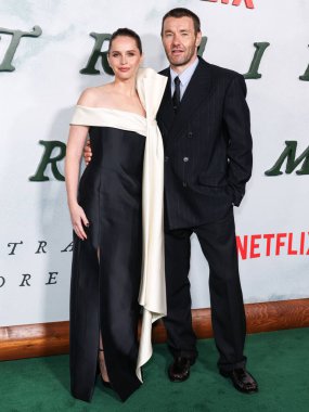 İngiliz aktris Felicity Jones ve Avustralyalı aktör, yazar, yönetmen ve yapımcı Joel Edgerton, 3 Kasım 2025 'te Hollywood, Los Angeles' ta düzenlenen Netflix 'in' Train Dreams 'adlı filminin Los Angeles galasına geldiler.