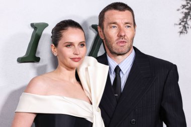 İngiliz aktris Felicity Jones ve Avustralyalı aktör, yazar, yönetmen ve yapımcı Joel Edgerton, 3 Kasım 2025 'te Hollywood, Los Angeles' ta düzenlenen Netflix 'in' Train Dreams 'adlı filminin Los Angeles galasına geldiler.