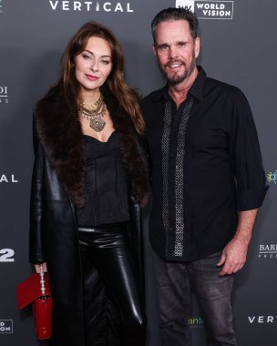 İtalyan şarkıcı, söz yazarı ve aktris Nadia Lanfranconi ve erkek arkadaşı / Amerikalı aktör Kevin Dillon, 4 Kasım 2025 'te Writers Guild Theater' da düzenlenen Vertical Entertainment 'in 