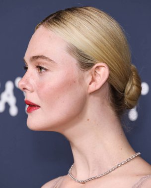 Amerikalı aktris ve şarkıcı Elle Fanning, Fendi Couture elbisesi ve Cartier mücevheri giyerek 5 Kasım 2025 'te Los Angeles' taki DGA Tiyatro Kompleksi 'nde düzenlenen' Duygusal Değer 'in Los Angeles Premiere' ine geldi.  