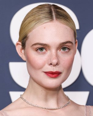 Amerikalı aktris ve şarkıcı Elle Fanning, Fendi Couture elbisesi ve Cartier mücevheri giyerek 5 Kasım 2025 'te Los Angeles' taki DGA Tiyatro Kompleksi 'nde düzenlenen' Duygusal Değer 'in Los Angeles Premiere' ine geldi.  