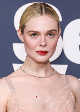 Amerikalı aktris ve şarkıcı Elle Fanning, Fendi Couture elbisesi ve Cartier mücevheri giyerek 5 Kasım 2025 'te Los Angeles' taki DGA Tiyatro Kompleksi 'nde düzenlenen' Duygusal Değer 'in Los Angeles Premiere' ine geldi.  