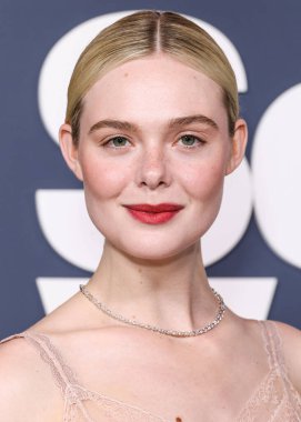 Amerikalı aktris ve şarkıcı Elle Fanning, Fendi Couture elbisesi ve Cartier mücevheri giyerek 5 Kasım 2025 'te Los Angeles' taki DGA Tiyatro Kompleksi 'nde düzenlenen' Duygusal Değer 'in Los Angeles Premiere' ine geldi.  