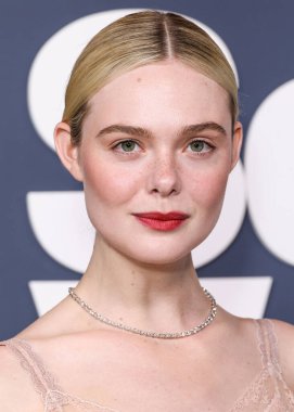 Amerikalı aktris ve şarkıcı Elle Fanning, Fendi Couture elbisesi ve Cartier mücevheri giyerek 5 Kasım 2025 'te Los Angeles' taki DGA Tiyatro Kompleksi 'nde düzenlenen' Duygusal Değer 'in Los Angeles Premiere' ine geldi.  