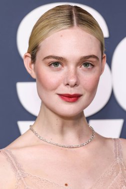 Amerikalı aktris ve şarkıcı Elle Fanning, Fendi Couture elbisesi ve Cartier mücevheri giyerek 5 Kasım 2025 'te Los Angeles' taki DGA Tiyatro Kompleksi 'nde düzenlenen' Duygusal Değer 'in Los Angeles Premiere' ine geldi.  