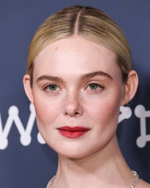 Amerikalı aktris ve şarkıcı Elle Fanning, Fendi Couture elbisesi ve Cartier mücevheri giyerek 5 Kasım 2025 'te Los Angeles' taki DGA Tiyatro Kompleksi 'nde düzenlenen' Duygusal Değer 'in Los Angeles Premiere' ine geldi.  