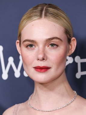 Amerikalı aktris ve şarkıcı Elle Fanning, Fendi Couture elbisesi ve Cartier mücevheri giyerek 5 Kasım 2025 'te Los Angeles' taki DGA Tiyatro Kompleksi 'nde düzenlenen' Duygusal Değer 'in Los Angeles Premiere' ine geldi.  