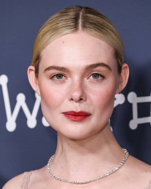 Amerikalı aktris ve şarkıcı Elle Fanning, Fendi Couture elbisesi ve Cartier mücevheri giyerek 5 Kasım 2025 'te Los Angeles' taki DGA Tiyatro Kompleksi 'nde düzenlenen' Duygusal Değer 'in Los Angeles Premiere' ine geldi.  