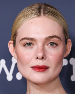 Amerikalı aktris ve şarkıcı Elle Fanning, Fendi Couture elbisesi ve Cartier mücevheri giyerek 5 Kasım 2025 'te Los Angeles' taki DGA Tiyatro Kompleksi 'nde düzenlenen' Duygusal Değer 'in Los Angeles Premiere' ine geldi.  