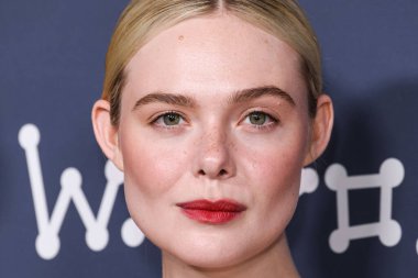 Amerikalı aktris ve şarkıcı Elle Fanning, Fendi Couture elbisesi ve Cartier mücevheri giyerek 5 Kasım 2025 'te Los Angeles' taki DGA Tiyatro Kompleksi 'nde düzenlenen' Duygusal Değer 'in Los Angeles Premiere' ine geldi.  