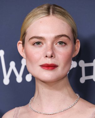 Amerikalı aktris ve şarkıcı Elle Fanning, Fendi Couture elbisesi ve Cartier mücevheri giyerek 5 Kasım 2025 'te Los Angeles' taki DGA Tiyatro Kompleksi 'nde düzenlenen' Duygusal Değer 'in Los Angeles Premiere' ine geldi.  