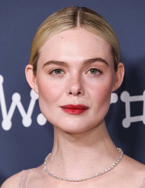 Amerikalı aktris ve şarkıcı Elle Fanning, Fendi Couture elbisesi ve Cartier mücevheri giyerek 5 Kasım 2025 'te Los Angeles' taki DGA Tiyatro Kompleksi 'nde düzenlenen' Duygusal Değer 'in Los Angeles Premiere' ine geldi.  