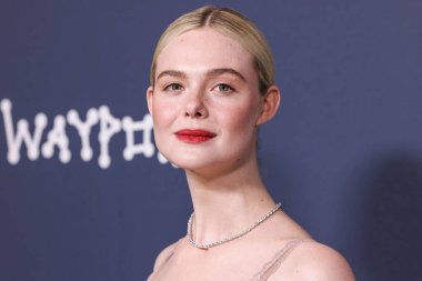 Amerikalı aktris ve şarkıcı Elle Fanning, Fendi Couture elbisesi ve Cartier mücevheri giyerek 5 Kasım 2025 'te Los Angeles' taki DGA Tiyatro Kompleksi 'nde düzenlenen' Duygusal Değer 'in Los Angeles Premiere' ine geldi.  