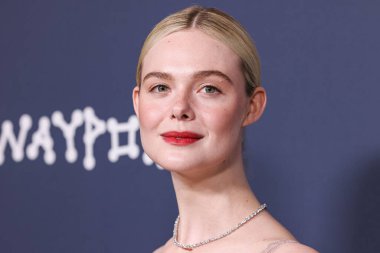 Amerikalı aktris ve şarkıcı Elle Fanning, Fendi Couture elbisesi ve Cartier mücevheri giyerek 5 Kasım 2025 'te Los Angeles' taki DGA Tiyatro Kompleksi 'nde düzenlenen' Duygusal Değer 'in Los Angeles Premiere' ine geldi.  
