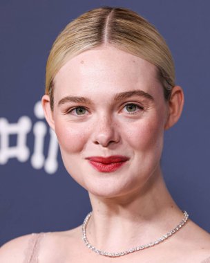 Amerikalı aktris ve şarkıcı Elle Fanning, Fendi Couture elbisesi ve Cartier mücevheri giyerek 5 Kasım 2025 'te Los Angeles' taki DGA Tiyatro Kompleksi 'nde düzenlenen' Duygusal Değer 'in Los Angeles Premiere' ine geldi.  