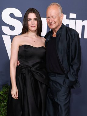 Norveçli aktris Inga Ibsdotter Lilleaas ve İsveçli aktör Stellan Skarsgrd (Stellan Skarsgrd), 5 Kasım 2025 'de Amerika Yönetmenler Birliği' ndeki DGA Tiyatro Kompleksi 'nde düzenlenen Los Angeles' ın 'Duygusal Değeri' ne geldiler.  