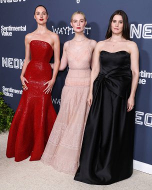 Norveçli aktris Renate Reinsve, oyuncu Elle Fanning ve Norveçli aktris Inga Ibsdotter Lilleaas, 5 Kasım 2025 'de DGA Tiyatro Kompleksi' nde düzenlenen Los Angeles Premiere Of Neon 'un' Duygusal Değeri 'ne geldiler.