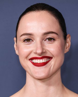 Schiaparelli FW25 Couture elbisesi giyen Norveçli aktris Renate Reinsve, 5 Kasım 2025 'te Los Angeles' taki The Directors Guild of America 'daki DGA Tiyatro Kompleksi' nde düzenlenen 'Duygusal Değer' in Los Angeles galasına geldi.     