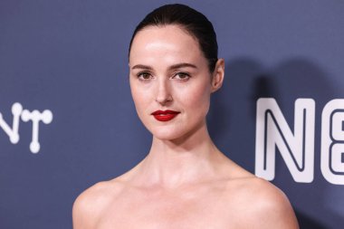 Schiaparelli FW25 Couture elbisesi giyen Norveçli aktris Renate Reinsve, 5 Kasım 2025 'te Los Angeles' taki The Directors Guild of America 'daki DGA Tiyatro Kompleksi' nde düzenlenen 'Duygusal Değer' in Los Angeles galasına geldi.     