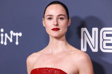 Schiaparelli FW25 Couture elbisesi giyen Norveçli aktris Renate Reinsve, 5 Kasım 2025 'te Los Angeles' taki The Directors Guild of America 'daki DGA Tiyatro Kompleksi' nde düzenlenen 'Duygusal Değer' in Los Angeles galasına geldi.     