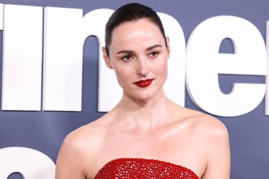 Schiaparelli FW25 Couture elbisesi giyen Norveçli aktris Renate Reinsve, 5 Kasım 2025 'te Los Angeles' taki The Directors Guild of America 'daki DGA Tiyatro Kompleksi' nde düzenlenen 'Duygusal Değer' in Los Angeles galasına geldi.     