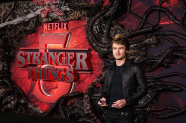 Gucci SS26 RTW giyen Joe Keery, Netflix 'in 