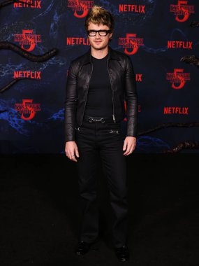 Gucci SS26 RTW giyen Joe Keery, Netflix 'in 