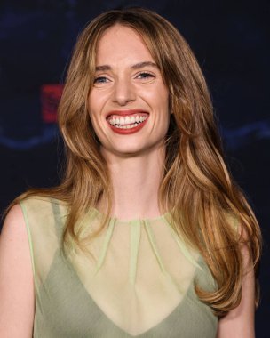 Prada giyen Amerikalı aktris ve şarkıcı-söz yazarı Maya Hawke, Netflix 'in 