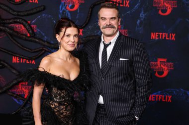 Millie Bobby Brown ve David Harbour 6 Kasım 2025 'te Hollywood, Los Angeles, Kaliforniya, ABD' de bulunan TCL Çin Tiyatrosu IMAX 'te düzenlenen Netflix' in 'Stranger Things' 5. sezonunun Los Angeles Premiere 'ine geldiler..